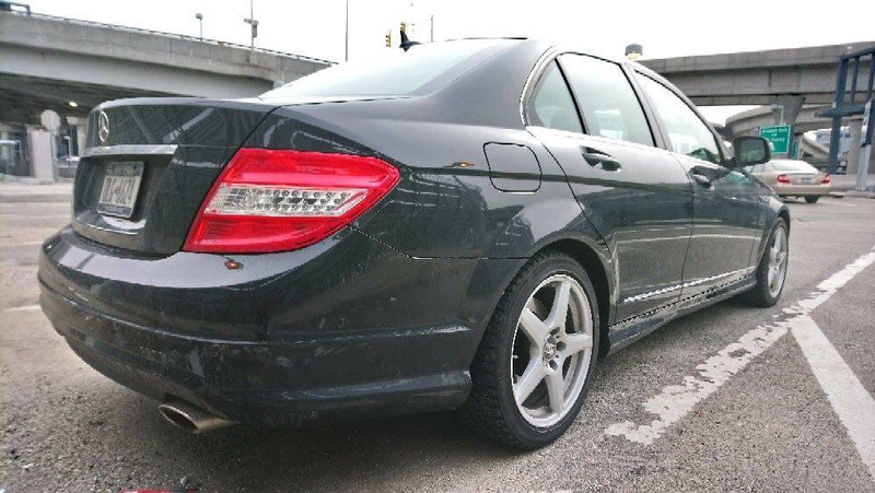 Illustration for article titled This 2008 Mercedes-Benz C300 Is a Six-Speed Manual Unicorn
